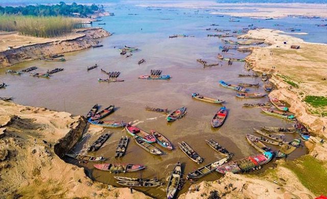 সুরমা ও যাদুকাটায় অবৈধ বালু তোলার মহোৎসব: বিলীনের পথে ফসলি জমি ও বসতবাড়ি