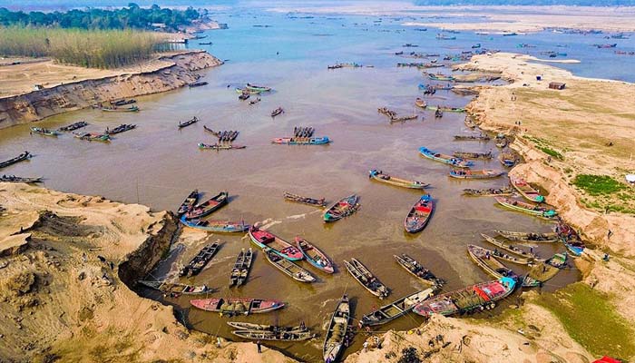 সুরমা ও যাদুকাটায় অবৈধ বালু তোলার মহোৎসব: বিলীনের পথে ফসলি জমি ও বসতবাড়ি