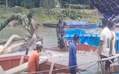 বালুর আড়ালে ‘বোমা মেশিনে’ পাথর লুট, ক্ষতবিক্ষত বিছনাকান্দি