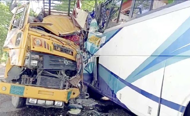 সিলেট-ঢাকা মহাসড়কে বাস-ট্রাকের মুখোমুখি সংঘর্ষ, নিহত ১; আহত ৬