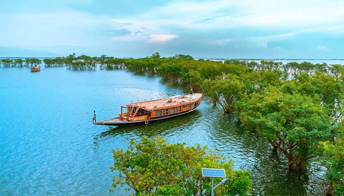 টাঙ্গুয়ার হাওরের যেসব এলাকায় হাউসবোট চলাচল নিষেধাজ্ঞা জেলা প্রশাসনের