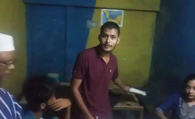 সিলেটে চায়ের দোকানে বসে বন্ধুদের নিয়ে এইচএসসির খাতা দেখছিলেন পরীক্ষক