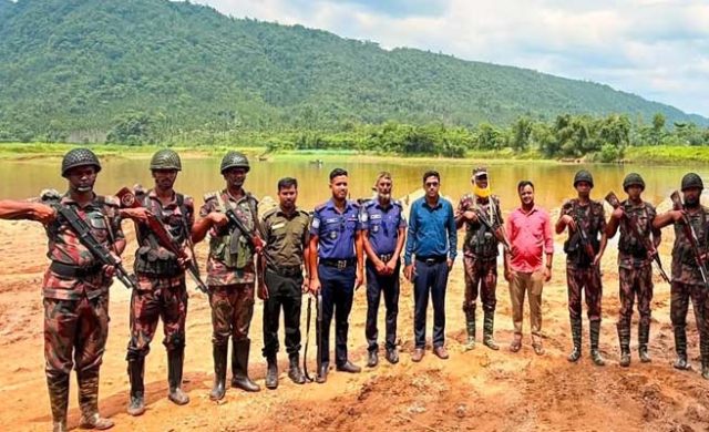 জৈন্তাপুরে রাংপানি নদীতে অবৈধ বালু উত্তোলন, টাস্কফোর্সের অভিযানে ১০ বারকি নৌকা জব্দ