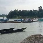 দোয়ারাবাজারে অবৈধ বালু উত্তোলনের অভিযোগ: এলাকাবাসীর হাতে নৌকা-ড্রেজার আটক
