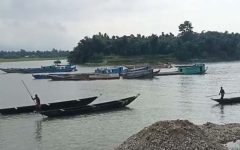 দোয়ারাবাজারে অবৈধ বালু উত্তোলনের অভিযোগ: এলাকাবাসীর হাতে নৌকা-ড্রেজার আটক