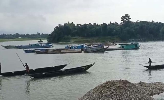 দোয়ারাবাজারে অবৈধ বালু উত্তোলনের অভিযোগ: এলাকাবাসীর হাতে নৌকা-ড্রেজার আটক
