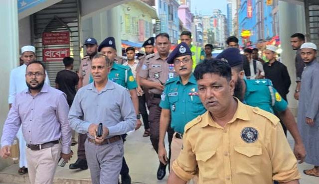 মাজার জিয়ারতের মধ্য দিয়ে সিলেটে নতুন পুলিশ কমিশনারের পথচলা শুরু