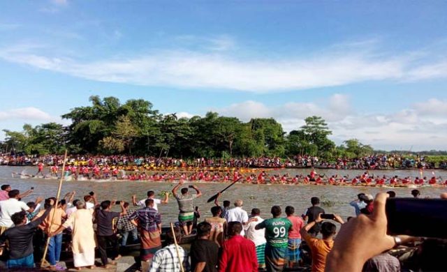 অবশেষে অনুষ্ঠিত হলো সিলেটের সেই নৌকাবাইচ, নদীতীরে মানুষের ঢল