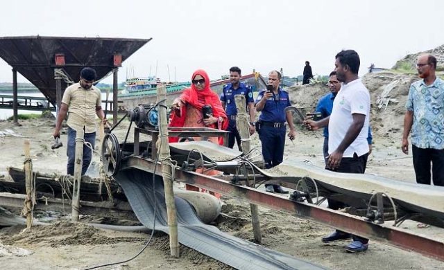 জাফলংয়ে পরিবেশ অধিদপ্তরের অভিযান, ধ্বংস ১০ ড্রেজার-৬ এক্সকেভেটর