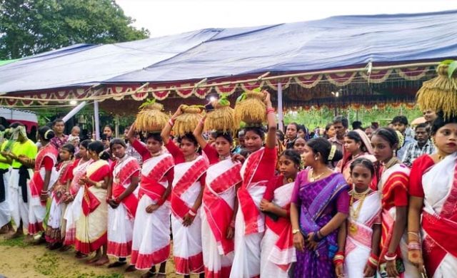 কারাম উৎসবে চা বাগানের জনপদে সংস্কৃতির রঙ