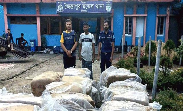 বালুর নিচে দেড় কোটি টাকার ভারতীয় শাড়ি, জৈন্তাপুরে আটক ১