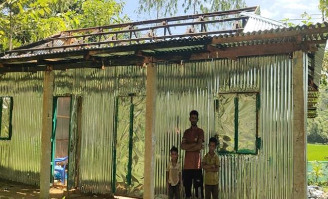 জৈন্তাপুরে ৩ হাজার টাকা পাওনা, বসতঘরের টিন খুলে নিয়ে গেলেন ব্যবসায়ী!