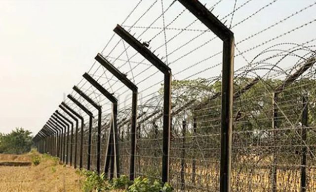 বিজিবির হাতে আটক ২ ভারতীয় চোরাকারবারিকে ছিনিয়ে নিল স্থানীয়রা