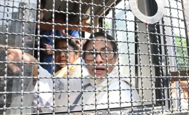 দিল্লিতে বিক্ষোভ: সিজেপির অভিজিৎ দীপকে, মমতা ব্যানার্জী, অরবিন্দ কেজরিওয়ালসহ আটক হাজারেরও বেশি