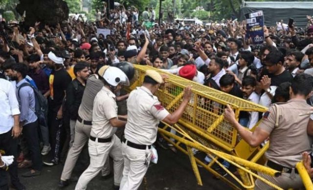 ৪০ হাজার বাহিনী নামিয়েও আটকানো গেল না ককরোচের, চাপে মোদি সরকার