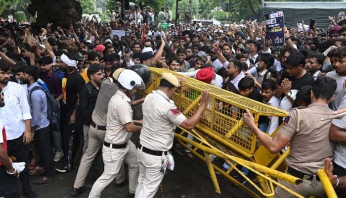৪০ হাজার বাহিনী নামিয়েও আটকানো গেল না ককরোচের, চাপে মোদি সরকার