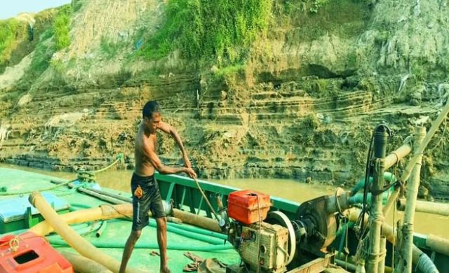 অবৈধ বালু উত্তোলন: গোয়াইনঘাটে ৪ মেশিন ধ্বংস, জরিমানা সাড়ে ৩ লাখ