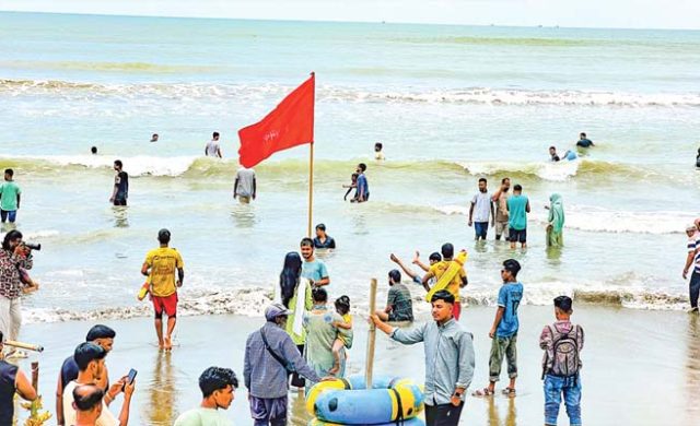 গোসলে নেমে ৩ পর্যটকের মৃত্যু, নিখোঁজ ৩