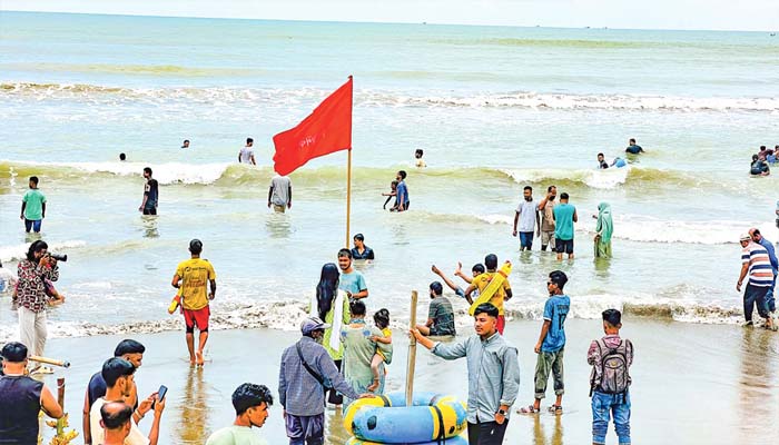 গোসলে নেমে ৩ পর্যটকের মৃত্যু, নিখোঁজ ৩