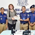 সেই জার্মান পর্যটকের ল্যাপটপ উদ্ধার করে হস্তান্তর করল পুলিশ