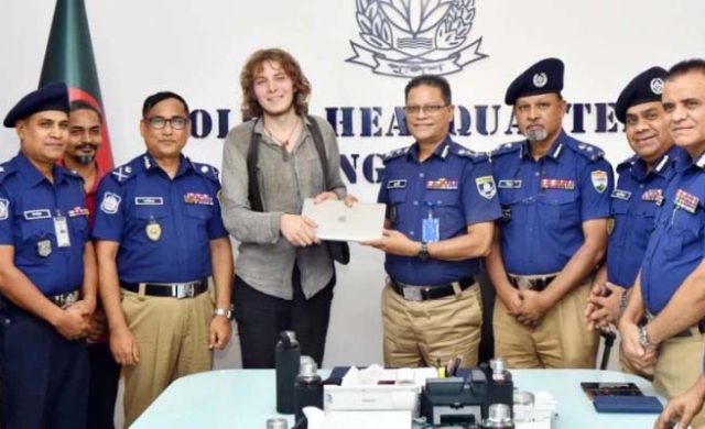 সেই জার্মান পর্যটকের ল্যাপটপ উদ্ধার করে হস্তান্তর করল পুলিশ