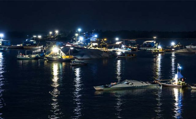 ড্রেজারের পেটে যাচ্ছে জাফলংয়ের ফসলি জমি