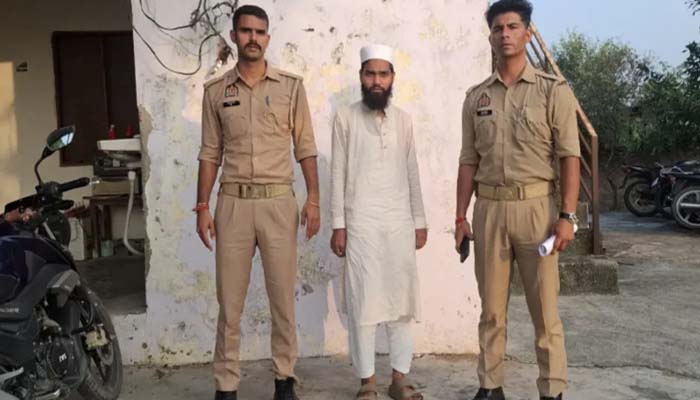 ভারতে উচ্চস্বরে আজান দেওয়ায় মুয়াজ্জিন গ্রেপ্তার, মসজিদের মাইক জব্দ