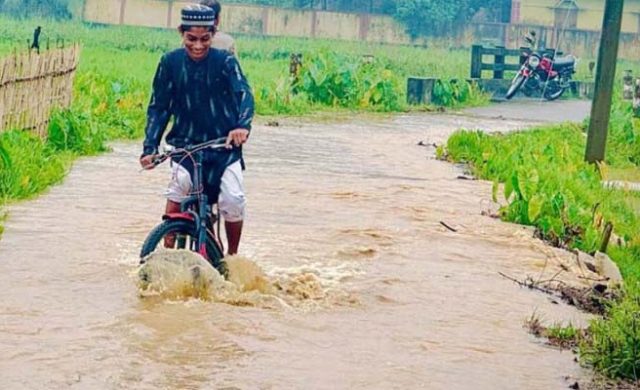 কমলগঞ্জে ভারী বর্ষণ ও পাহাড়ি ঢলে প্লাবিত বাড়িঘর, সড়ক যোগাযোগ বিচ্ছিন্ন