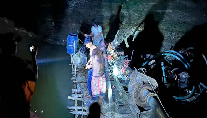 জাফলংয়ের ইসিএভুক্ত বালির হাওরে টাস্কফোর্সের অভিযান, ১৩ লিস্টার মেশিন ধ্বংস