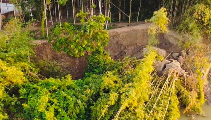 কুশিয়ারার ভাঙনে আতঙ্ক: ‘কখন জানি ঘর নদীত যায়গি’
