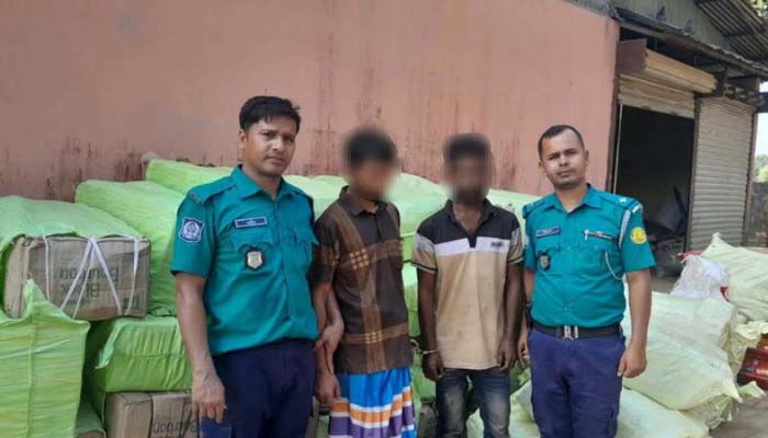 এয়ারপোর্ট এলাকায় বালুভর্তি ট্রাকে মিলল প্রায় ১০ লাখ টাকার ভারতীয় পণ্য, গ্রেফতার ২