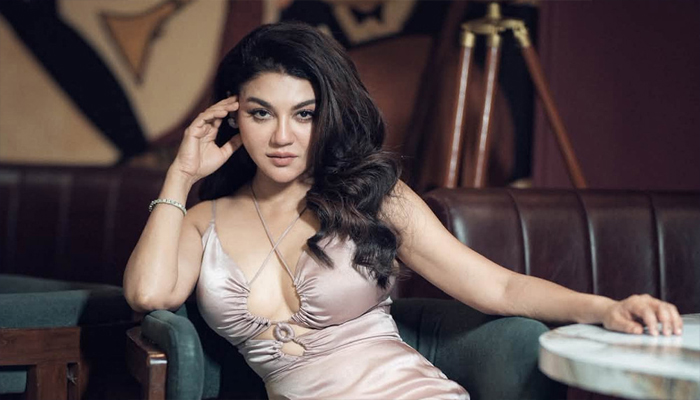‘প্রেমে পড়া বারণ’, বললেন জয়া